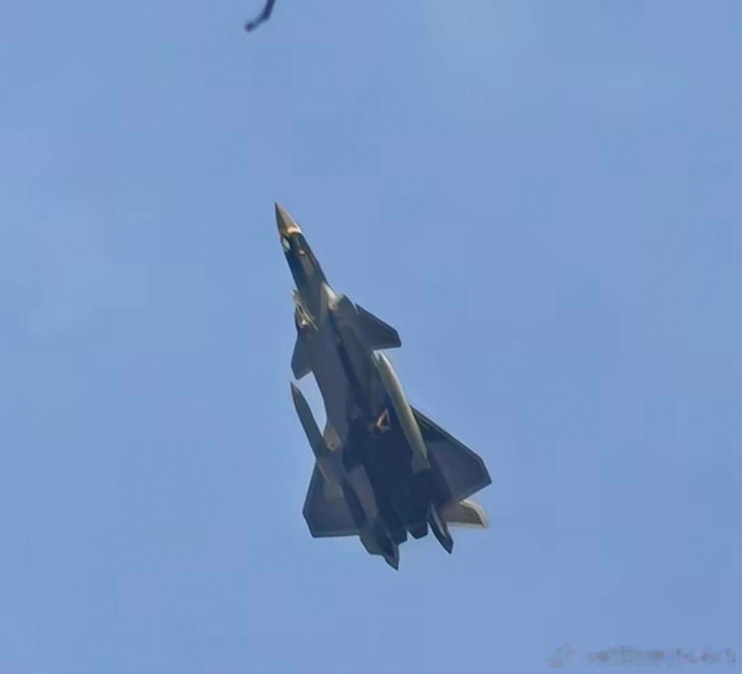 又看到一架外挂副油箱的歼-20战斗机，这次是挂了两个副油箱，看来是准备进行远距离