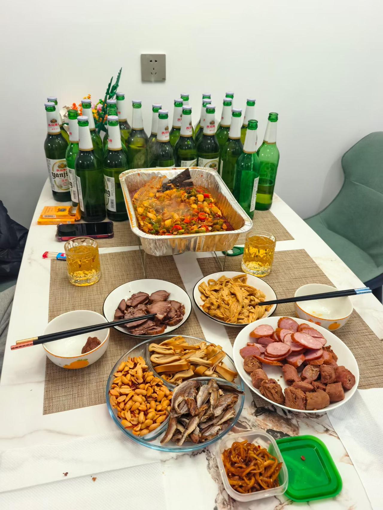 就这菜儿，哥俩整一箱24瓶大绿棒子可以吧！现在真是赶上好时候了，以前过年也不能这