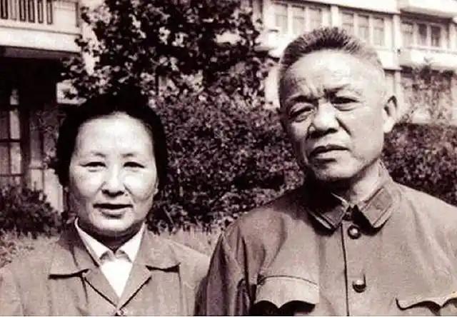 1967年夏天，韩先楚因为身体原因，请病假到武汉休养，住在东湖宾馆里。一天，他闲