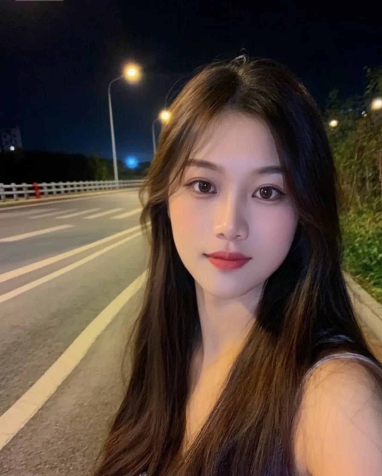 夜幕下的美丽自拍，灯火阑珊中的迷人微笑夜景美照