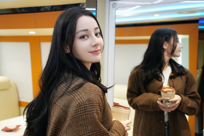 迪丽热巴嘻嘻迪捂嘴笑  迪丽热巴新年眼前一亮 新年的钟声敲响，迪丽热巴带着她的灿