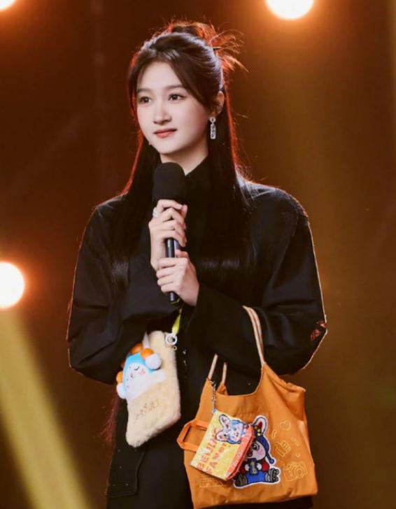 关晓彤给所有女性上了一课，那就是：不管你有多漂亮，钱袋有多鼓，都千万别在年轻的时