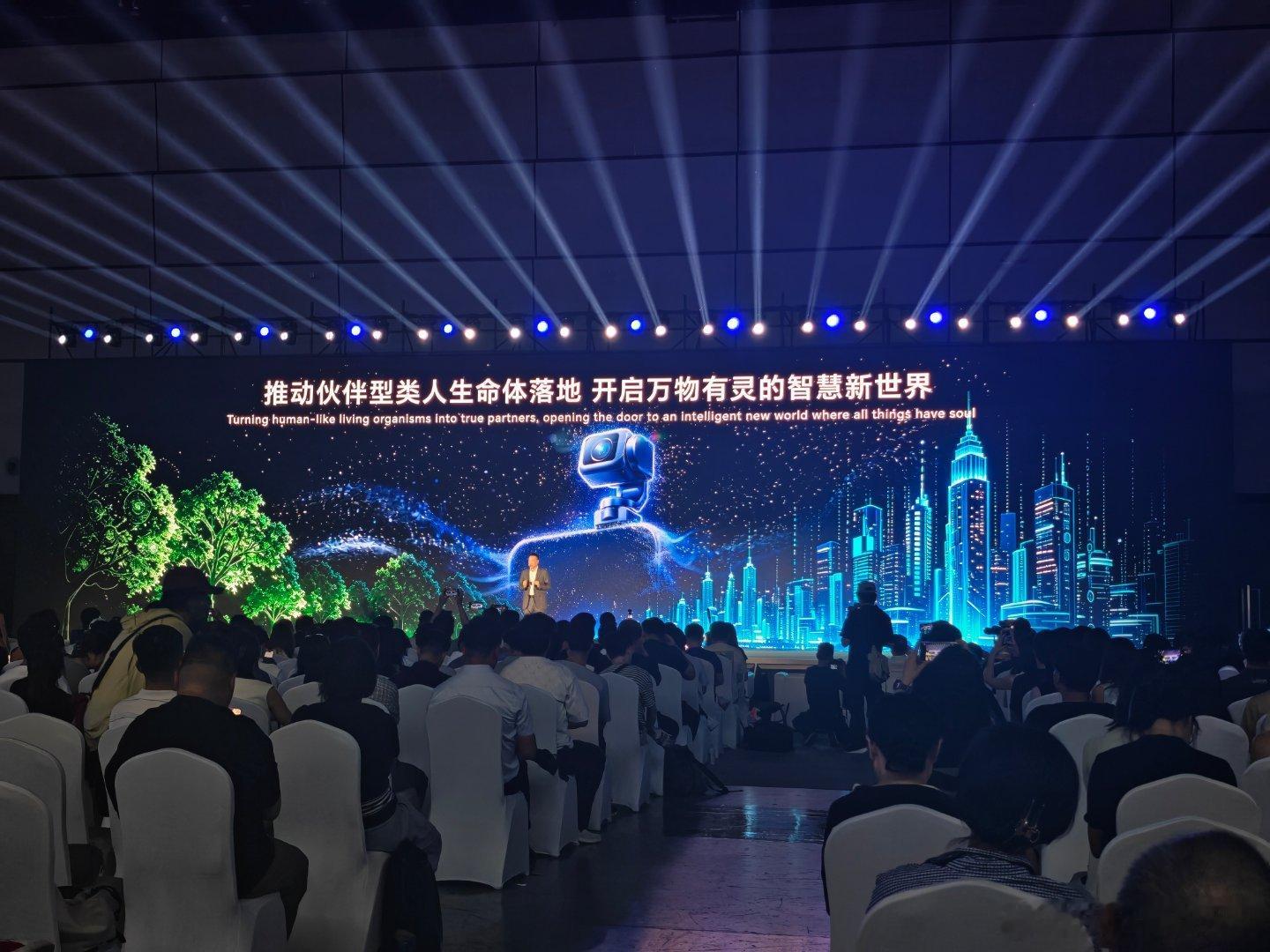 荣耀Robot Phone今天开启预约，没出具体价格可以看出荣耀内部对于定价的纠
