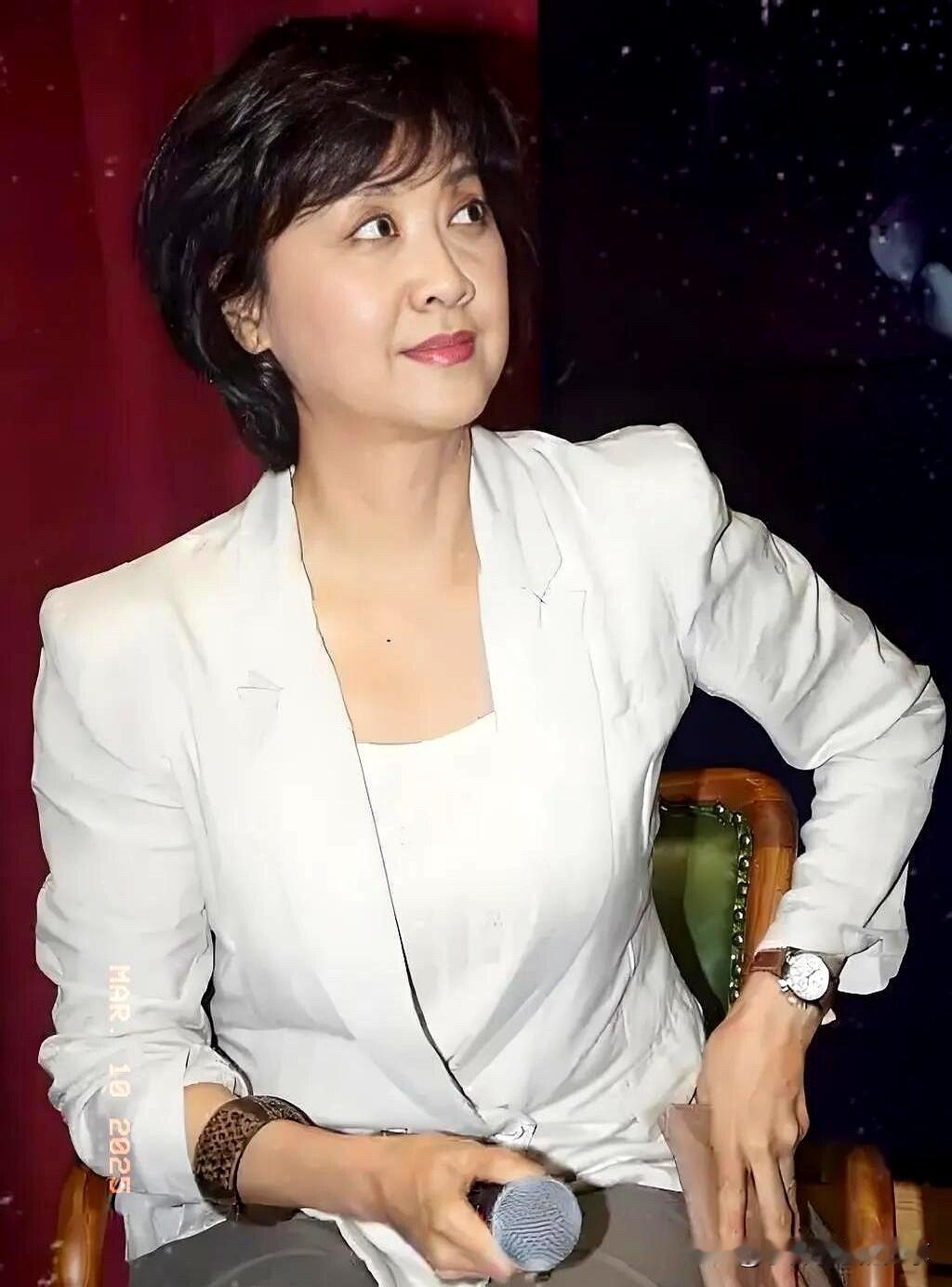 当年那个曾惊艳了时光的女儿国国王也老了，脸部发腮，皮肤松垮，年龄感明显，颜值并没