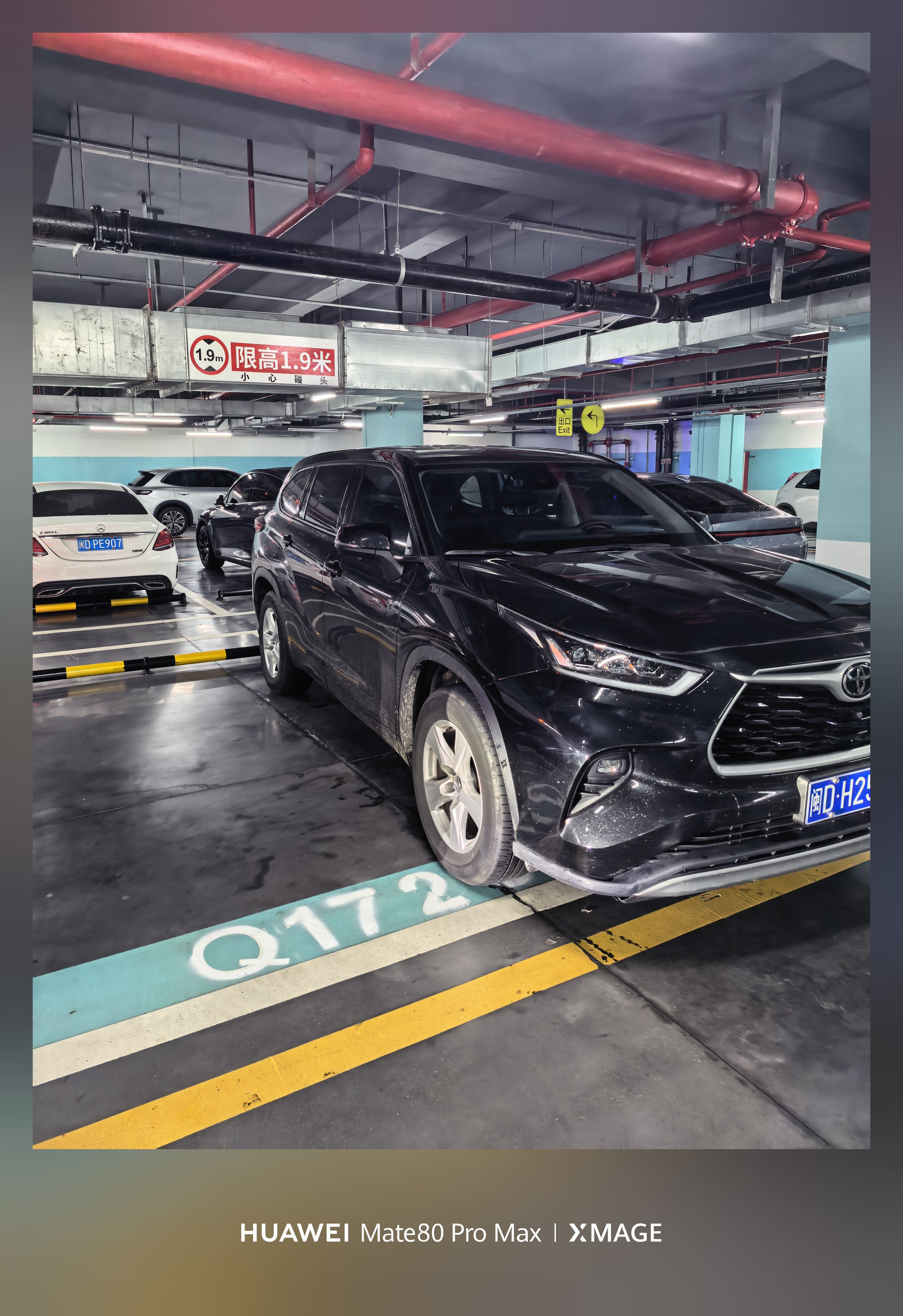 咱就说，这个素质的问题和车没什么关系，还得是人，这人直接把车停在万象城两个车位中