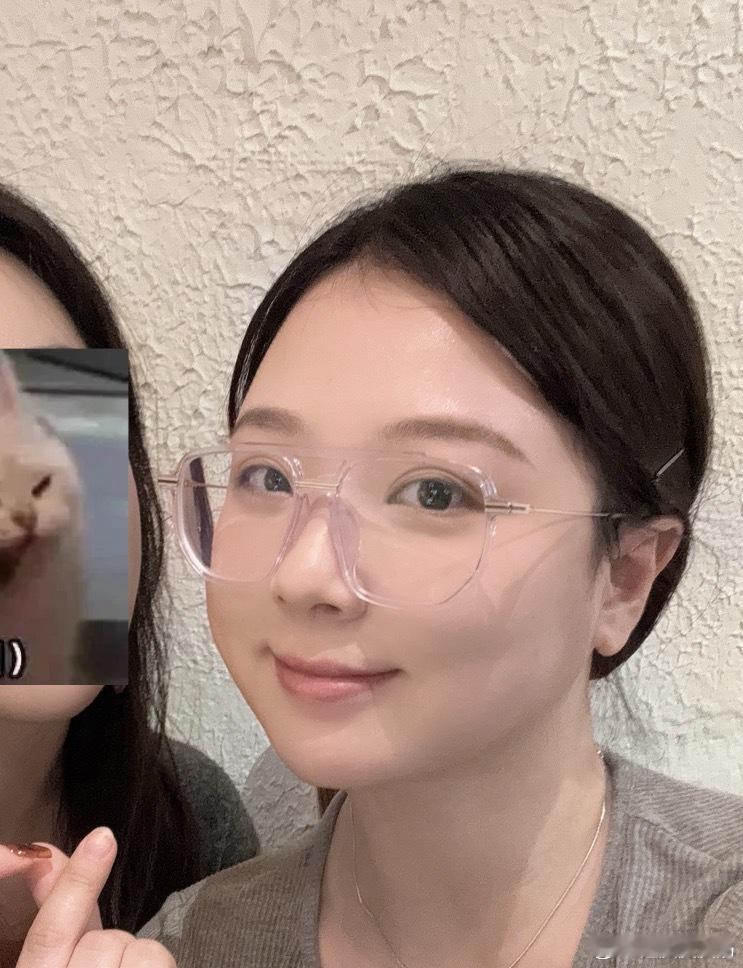 我过年在家的面相是那种看起来出手大方很会带孩子玩的小姨吧……（将头发梳成大人模样