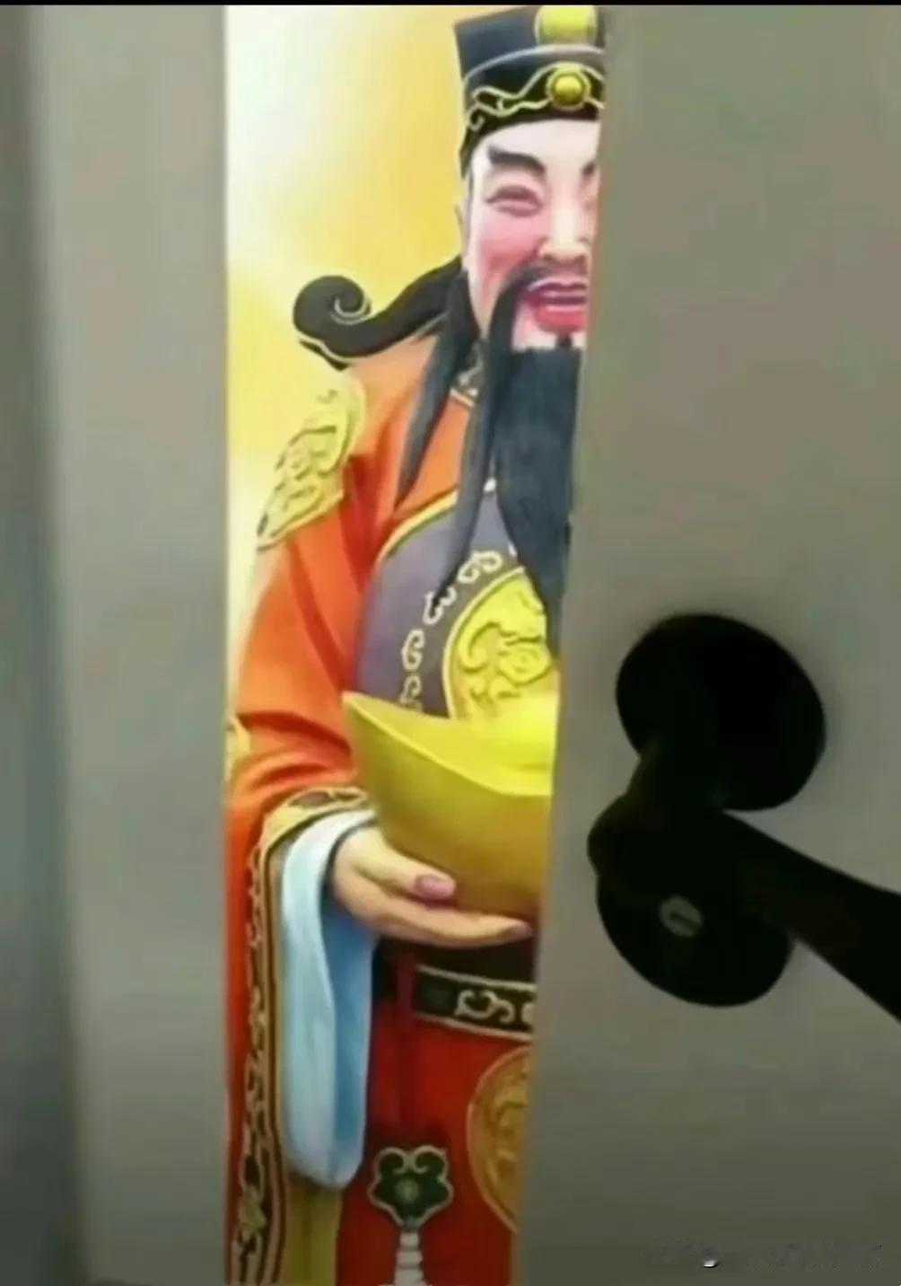 我今天不想去上班了，因为我怕他来敲门的时候，我上班去了!