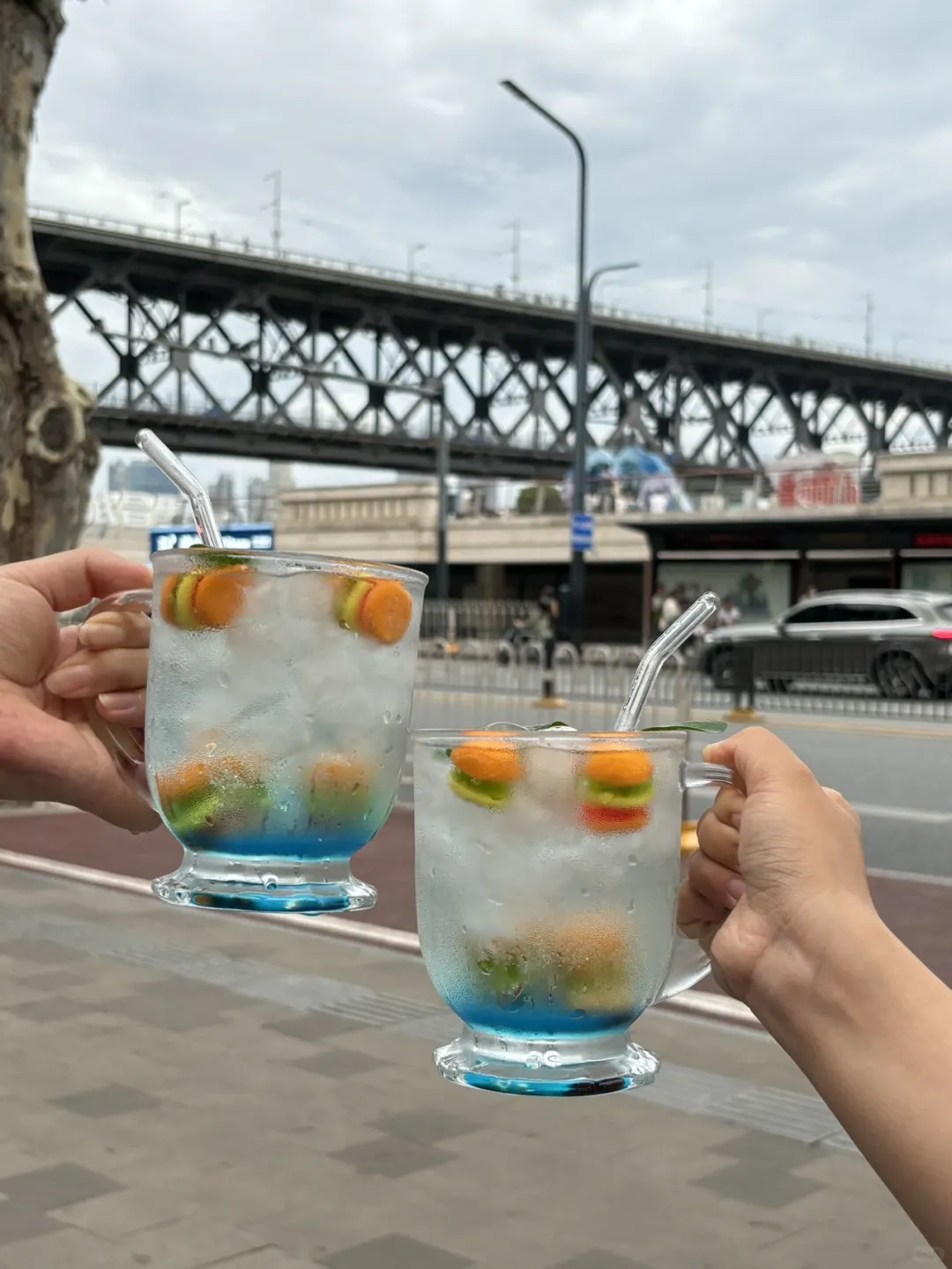 在江边喝汽水也太chill了