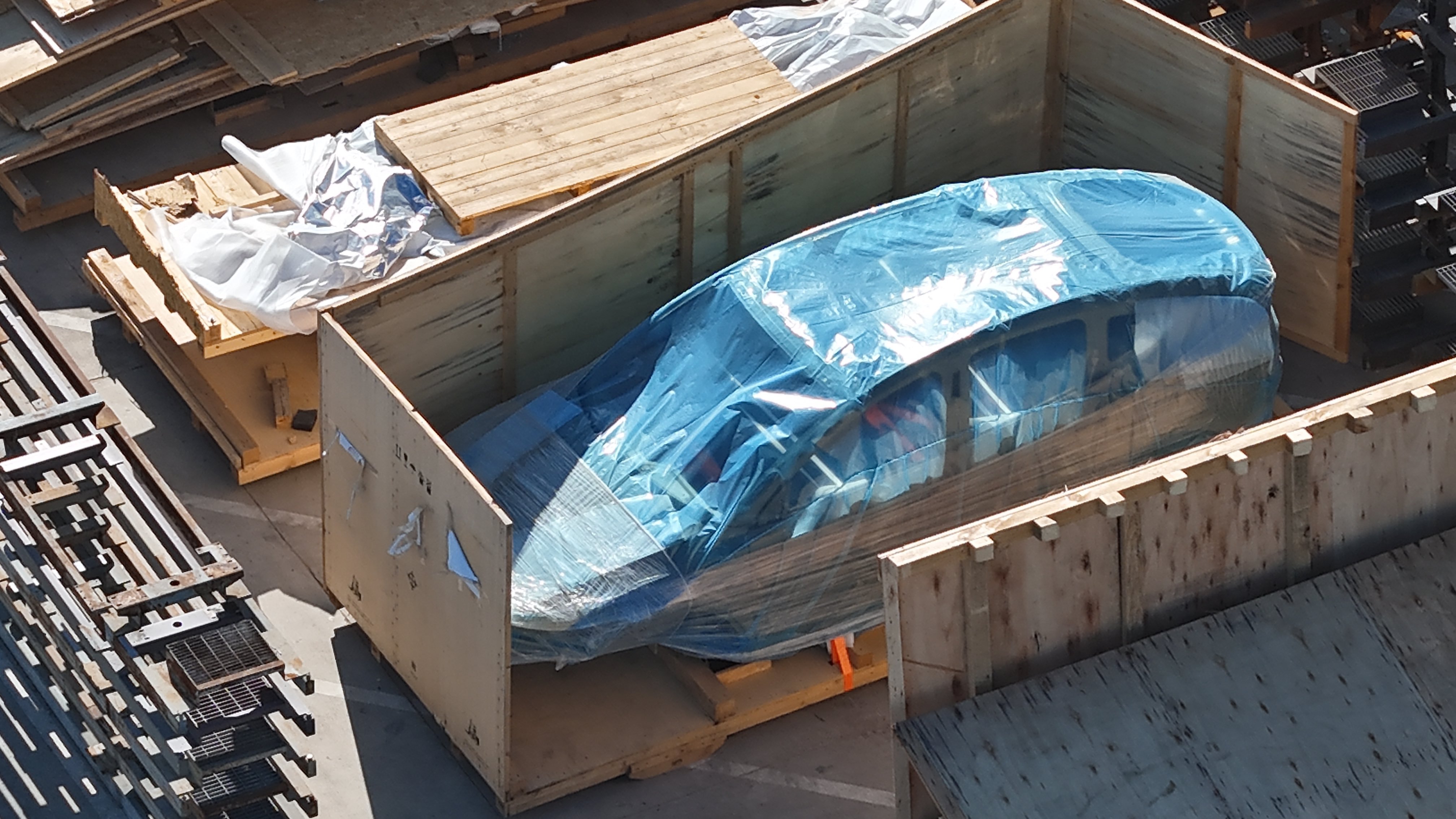 特斯拉德州工厂出现神秘白车身！！猜猜是啥？大v聊车特斯拉