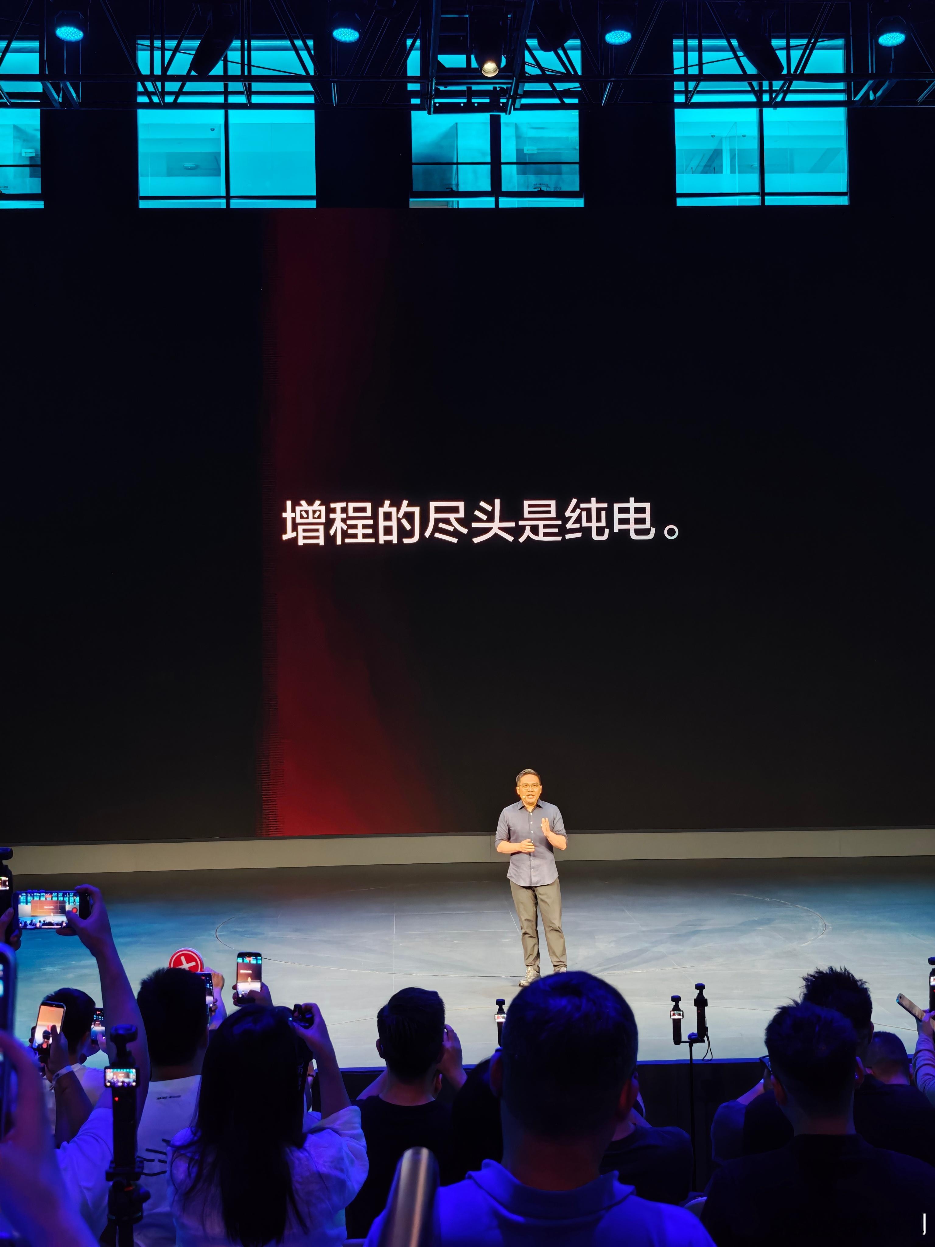 增程的尽头是纯电。增程的尽头，是理想5C增程。全新L8 标配72.7kWh电池，