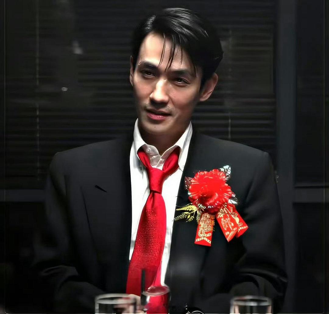 朱一龙成熟男人的魅力 松弛自在的步态自带气场每一步都格外牵动人心 