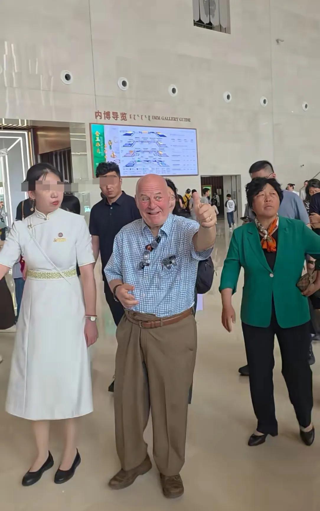 网友在评论区一直说：该考虑为赛考斯弄一个轮椅，这么大年纪了，这几天一直连轴转，走