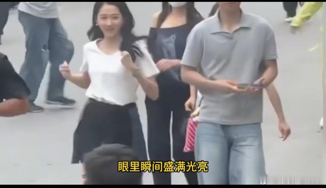 看到关晓彤那一路小跑，突然被戳到了。前几天在白玉兰红毯上还是一身鎏金高定、气场全