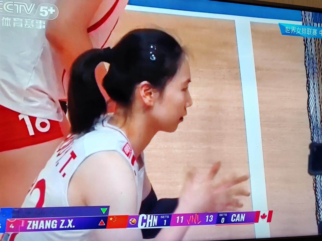 世界女排联赛香港站的比赛，中国女排对阵加拿大女排，中国女排25：19拿下第一局，