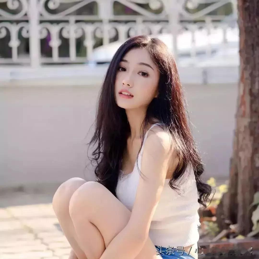 阳光明媚下，少女温柔微笑，宁静如画。