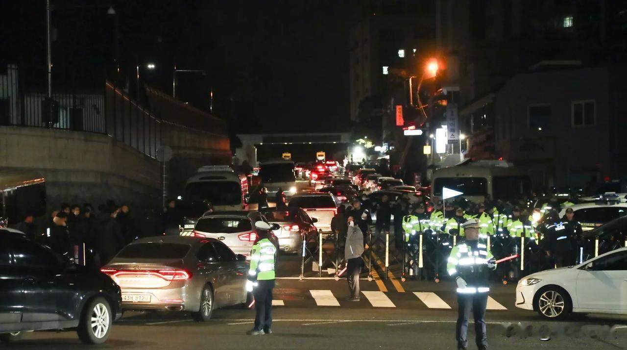 韩国突发，戒严，韩国国会出现人群与警察对峙，尹锡悦下令韩国军队进入国会现场维持秩