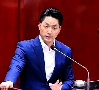 蒋万安那句“中华民国国民”，听着真有点时光错乱的感觉。1949年10月1日，当五