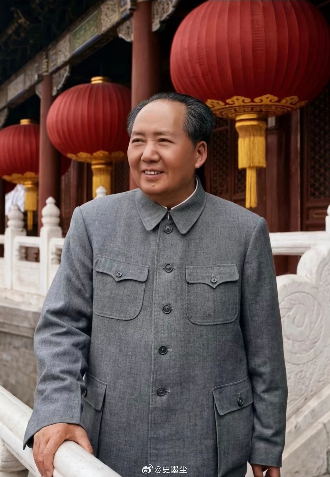 毛泽东同志 他老人家是会永远活在人民心中，因为他的一生就是为了民族、为了人民。是