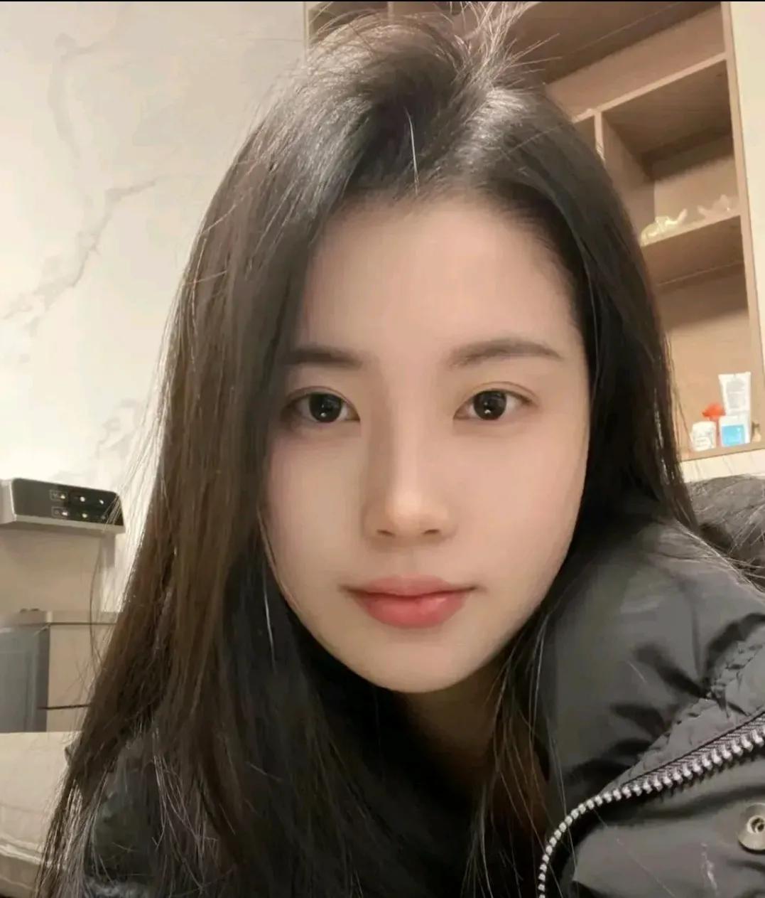 90年出生的小陈33岁了，依然单身。家人的催促让他倍感压力，直到妹妹的玩笑话给了