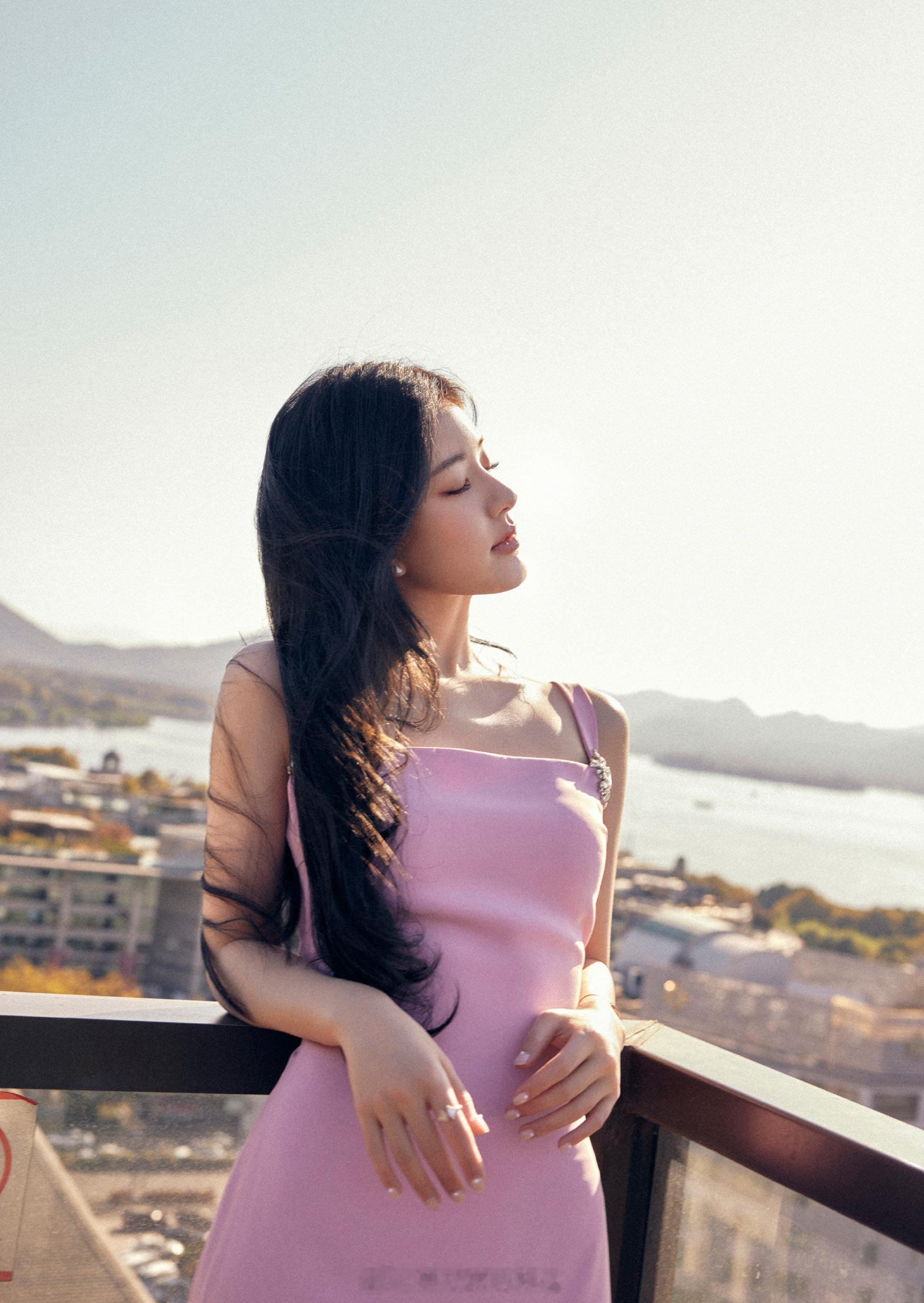 赵露思粉色吊带裙甜美浪漫 