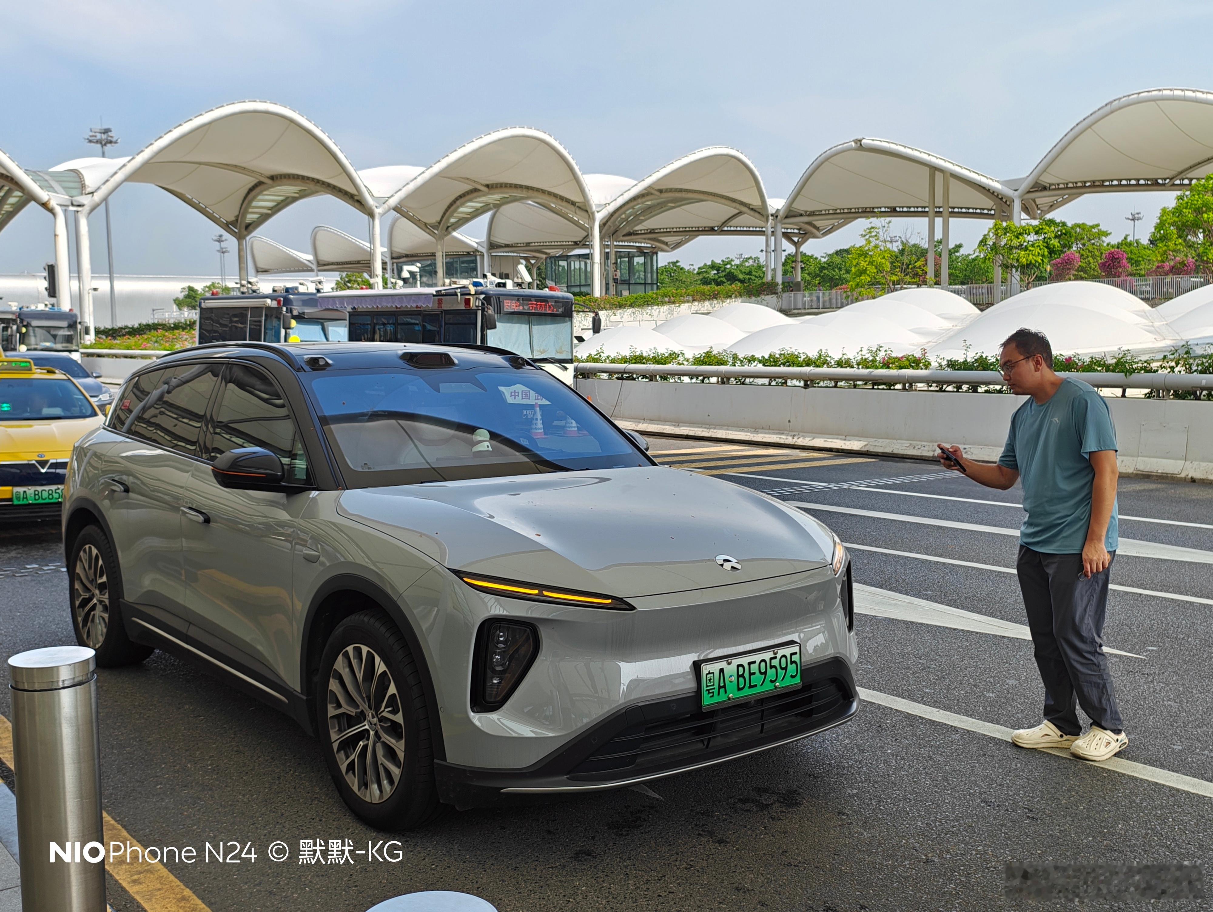 出发去南昌去看烈马，本来打算开飞凡F7来机场，最后来不及开了蔚来ES6…用了下智