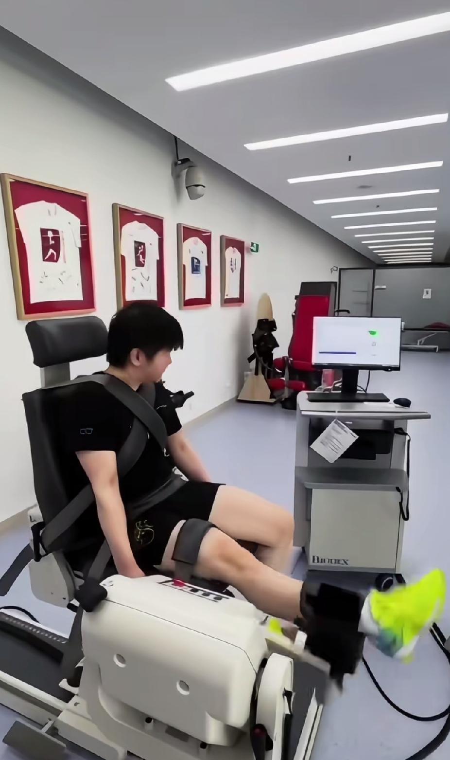 考古翻到莎莎早年训练视频，看着真心不容易。
整个人被安全带牢牢固定在专业康复器械