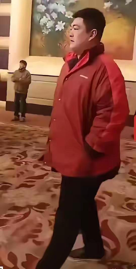 第一次怀疑“人靠衣裳马靠鞍”这句话这件价值12万的巴黎世家外衣穿在赵大牛身上怎么