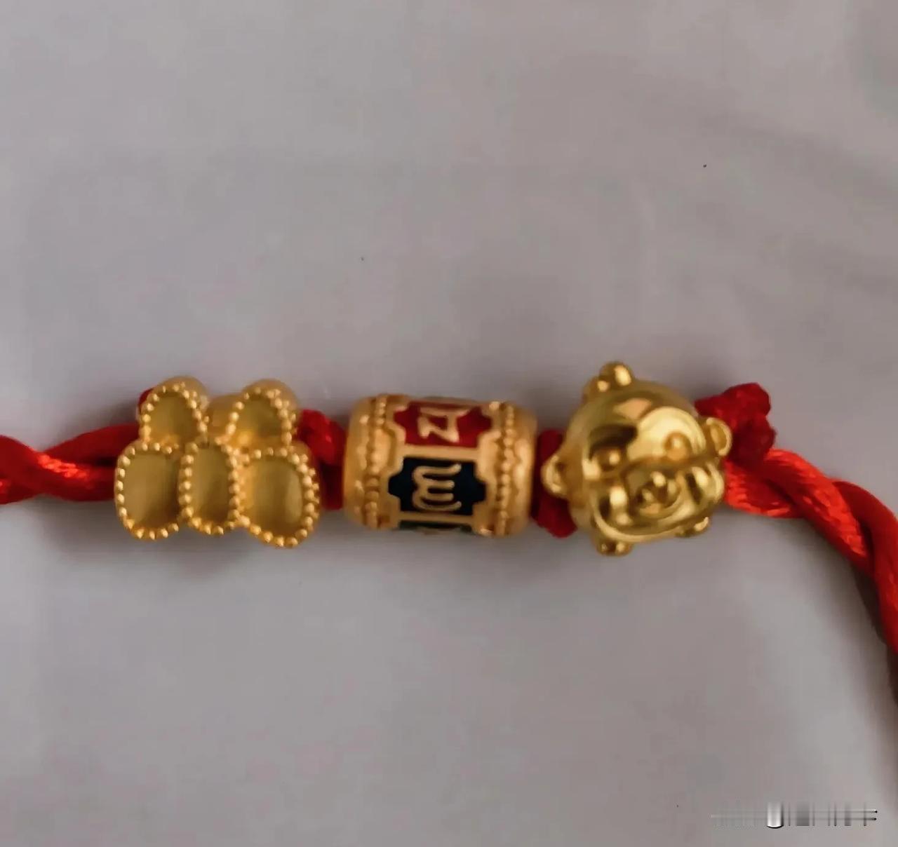 昨天上班戴了一个沙金的生肖（猴子），被人追问是不是真的金子。
我说是金子，但不是