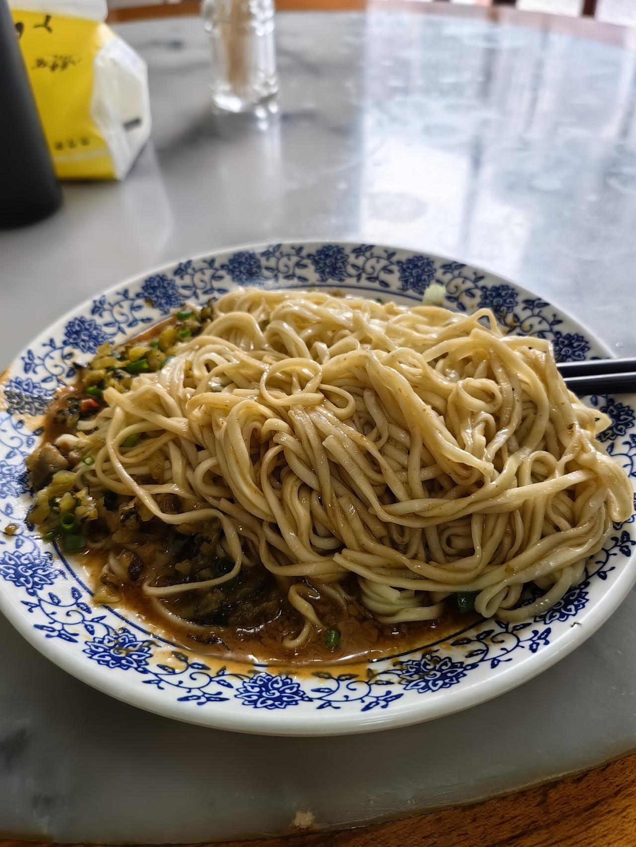 什么是好生意？8块钱一份的蒸饺，9块钱一份的拌面，虽然这里是寸土寸金的国贸商圈，