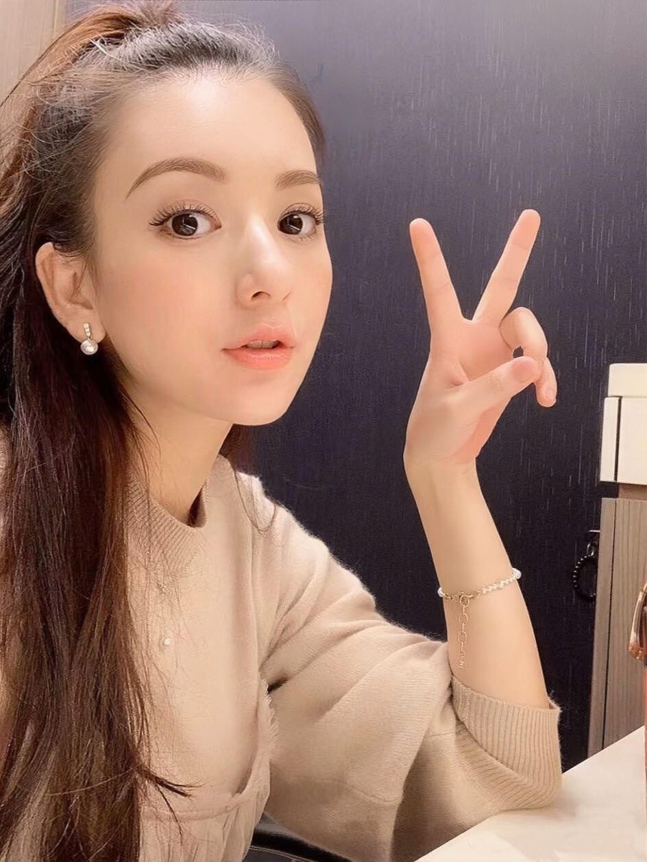 看方媛还以为是静白师太 节目中她总是一副“合不合群都无所谓”的样子，眼神里透着冷