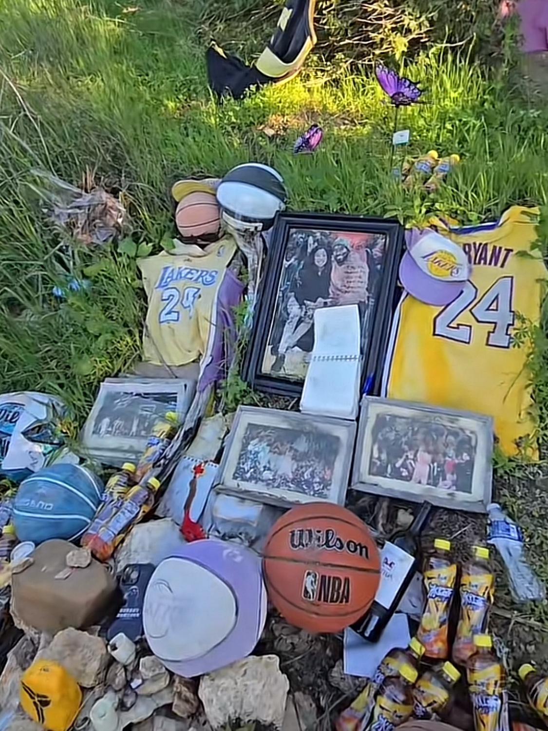 近日，一位中国球迷去美国科比的坠机地纪念他，到那儿就发现地上摆了好多科比相关的东