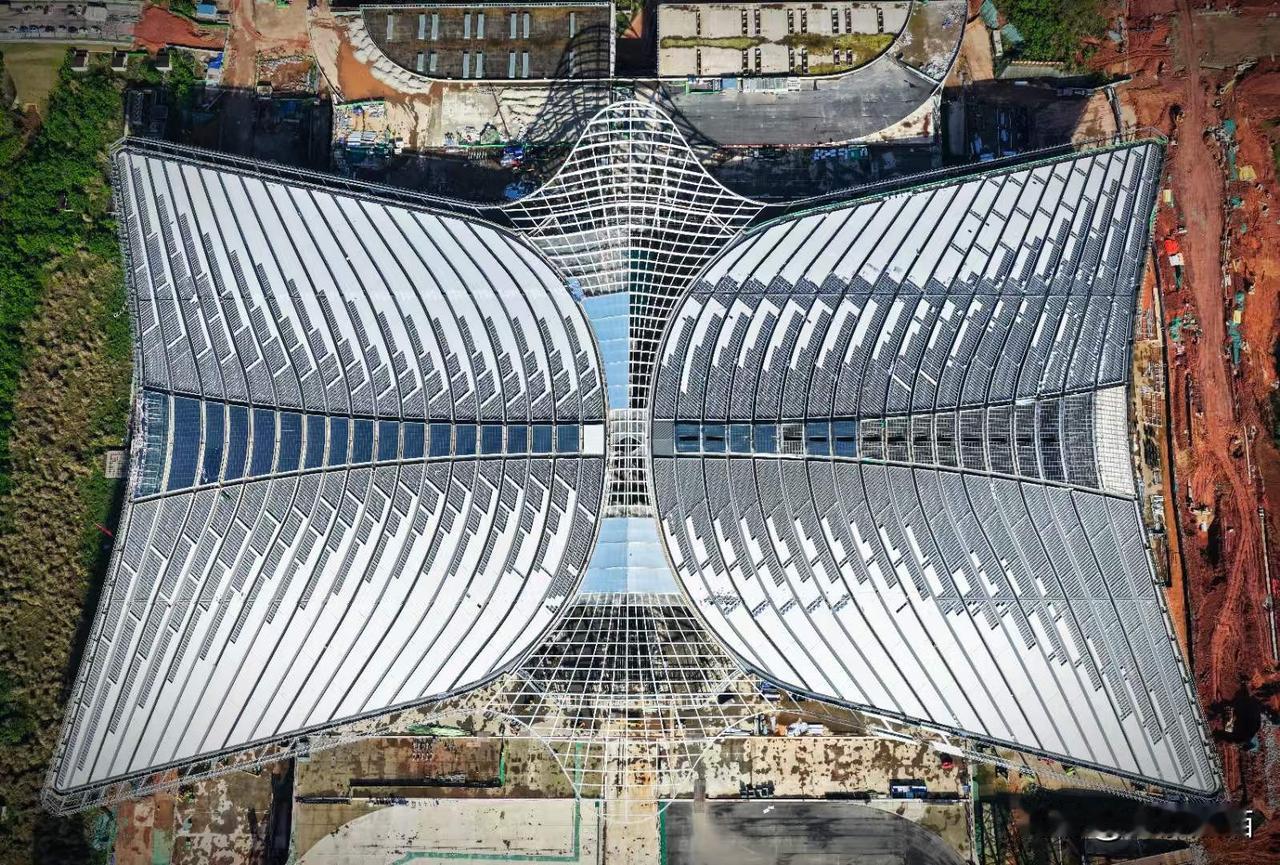 鲲鹏展翅——高铁 天府站。
图文：成都市摄影艺术家协会   曹铁