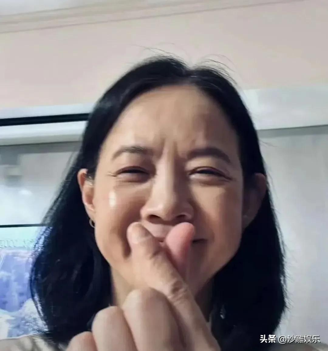 曾志伟女儿，冲上热搜！

3月7日，打开热搜，看到“曾宝仪”这个名字，我心里还咯