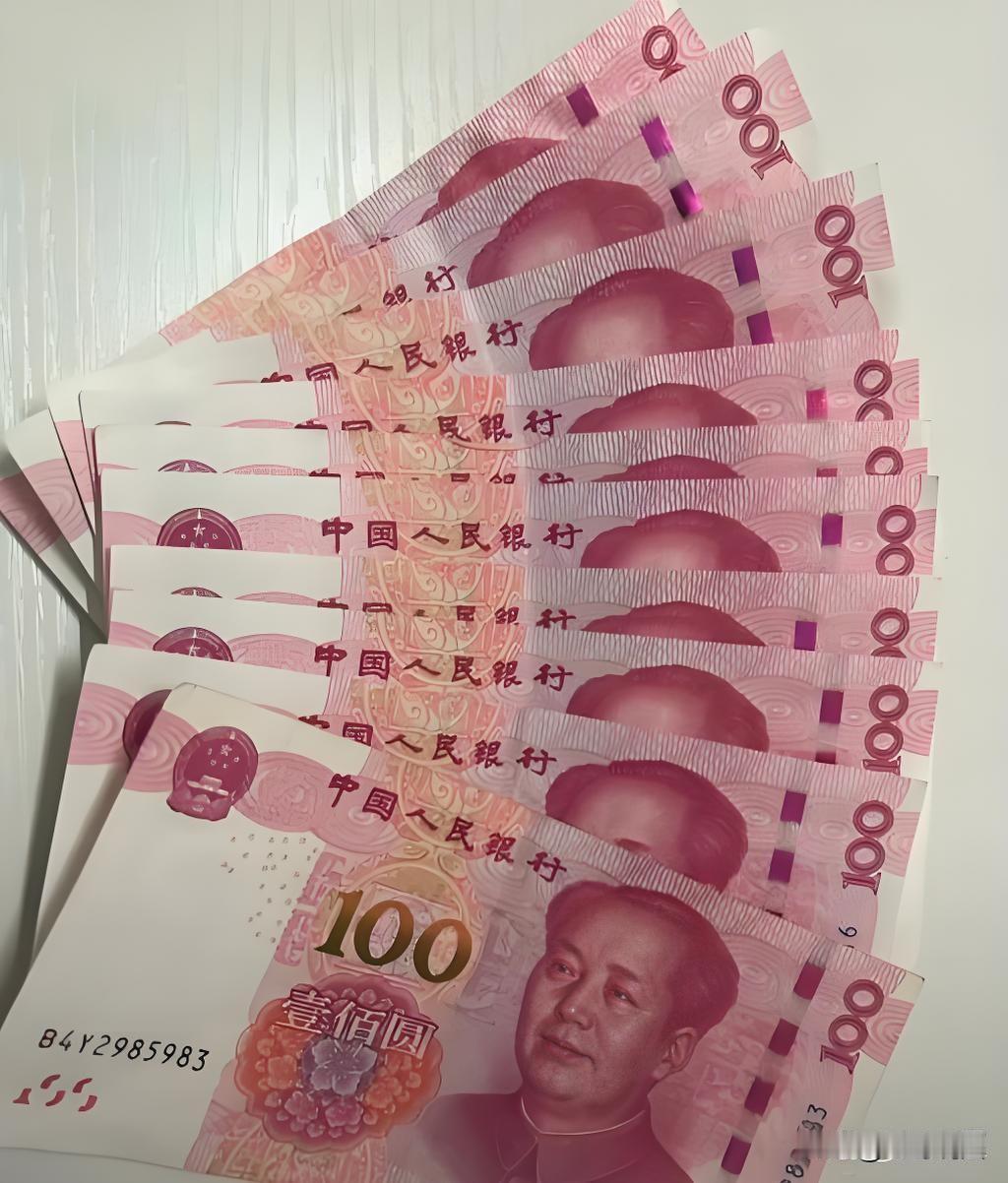 可怜天下父母心！一女子生了儿子，她省吃俭用，雷打不动，每个月给儿子存1000元，