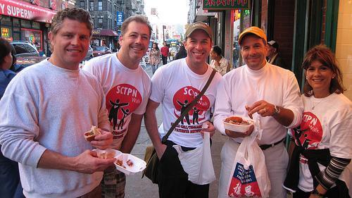 老外疯狂模仿中国人的日常，早已不是新鲜事。曾经盛行的崇洋媚外风气，如今早已悄然落