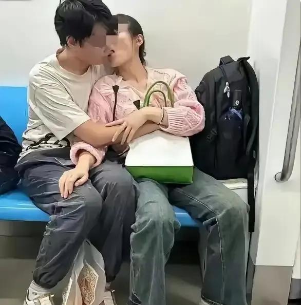 怎样识别不正经的女人？
物以类聚，人以群分。特殊人群，很容易辨别特殊对象。
例如
