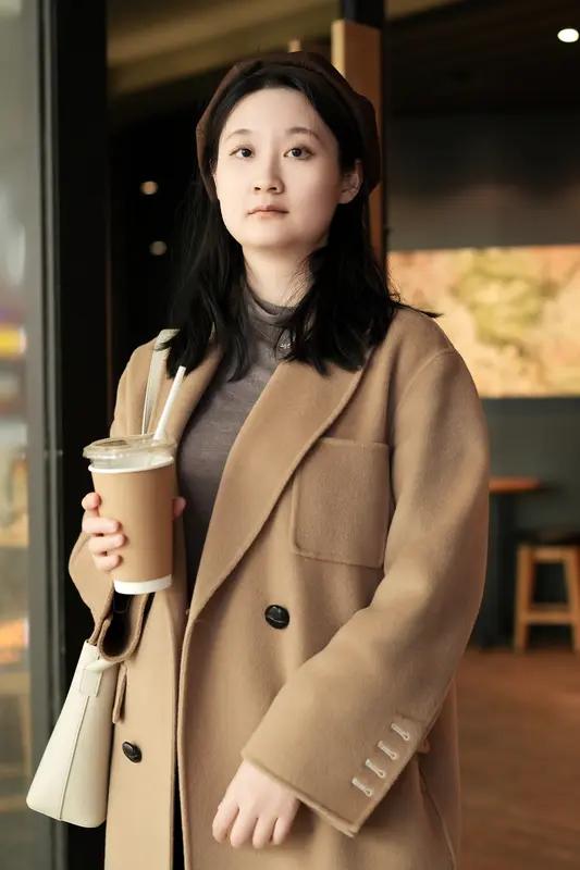 今天刷到一个35岁的女的，
去奶茶店应聘，
结果店长嫌她年龄大，
说只招25岁左