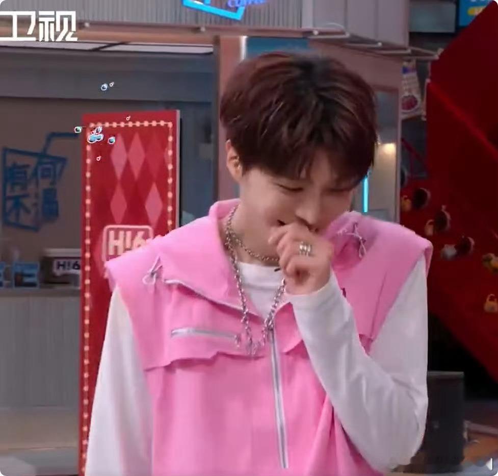 到底是什么给范丞丞熏成这样范丞丞这反应也太真实了！斗舞时的扇风动作直接刻进DNA