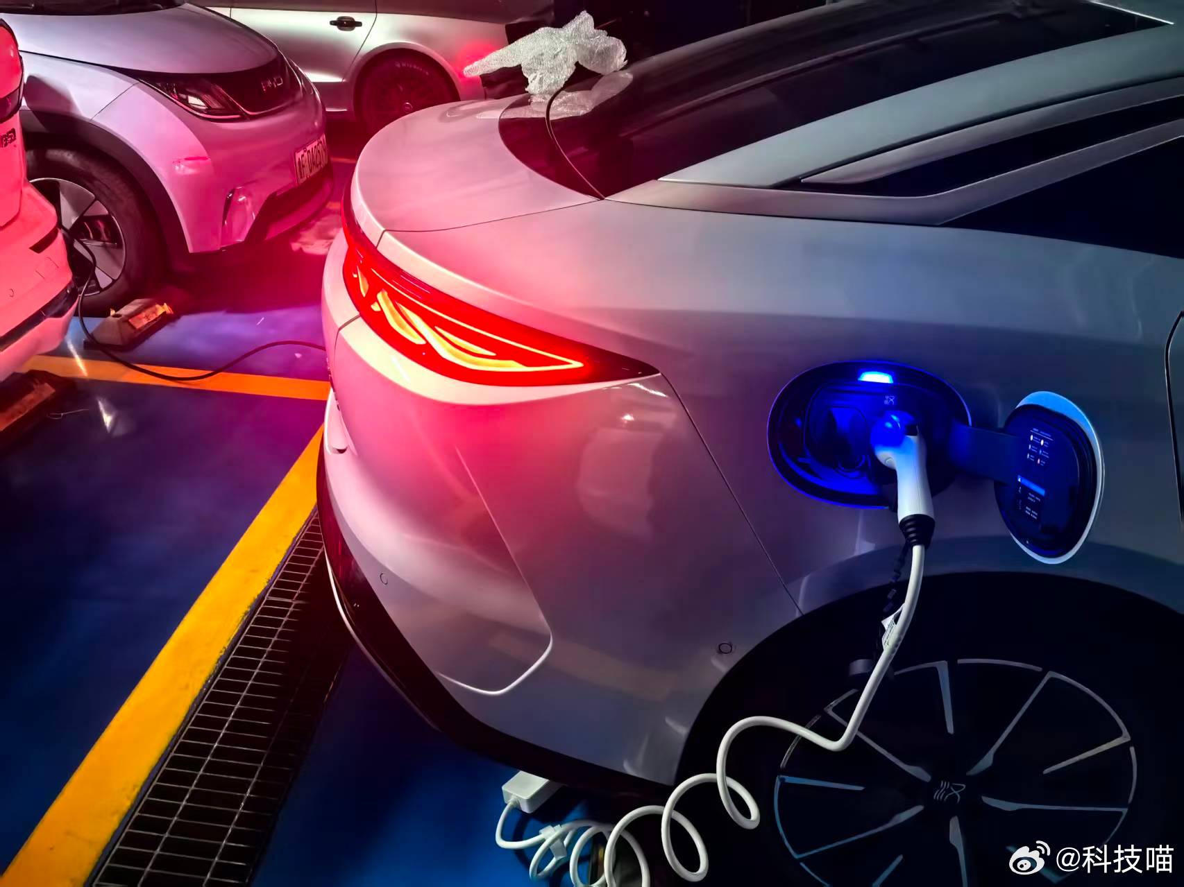 没见过这么薅羊毛的。。。因为比亚迪给了一年免费闪充权益，自己在闪充桩充满电，开回