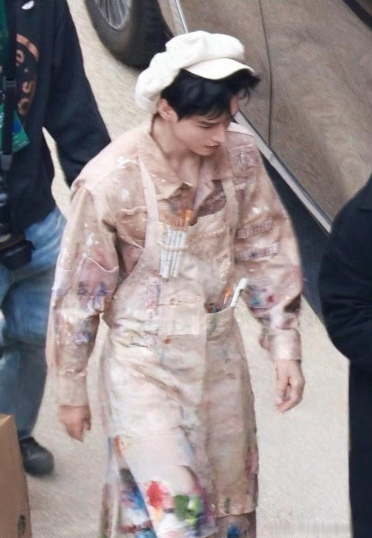 龚俊vogue小画家造型路透，好可爱！ ​​​