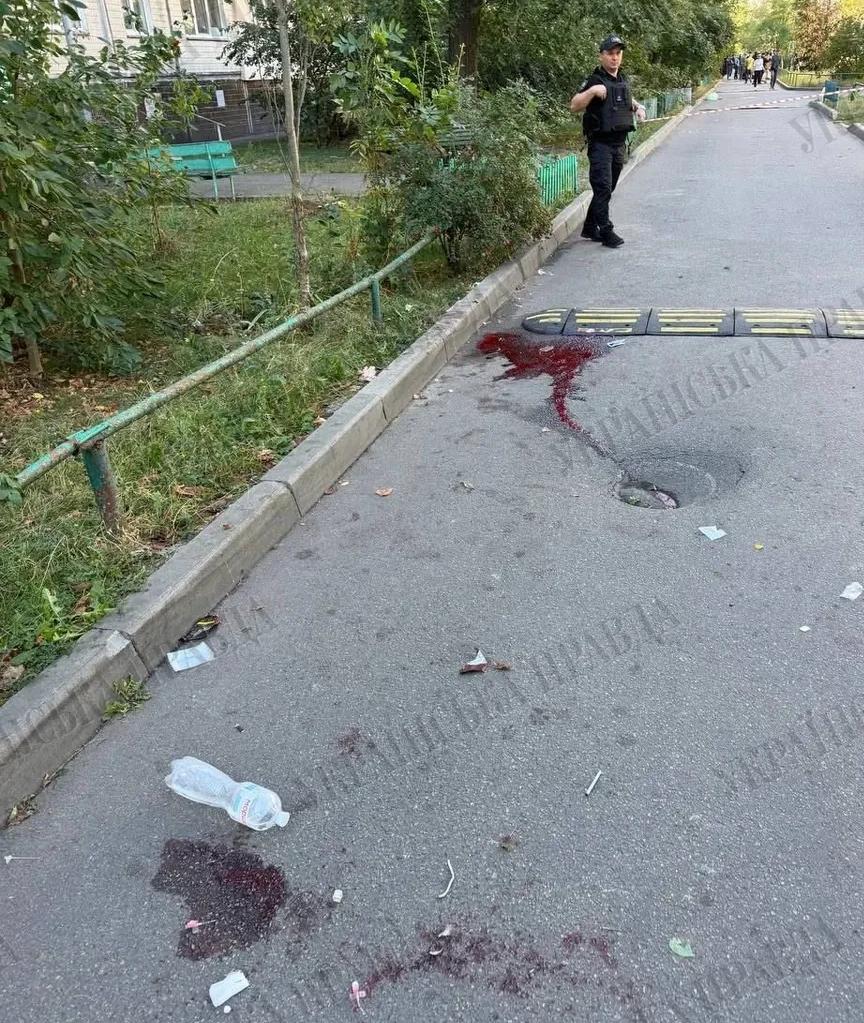 快报！乌克兰闹出了个大新闻，乌克兰安全局和情报局在基辅街头真刀真枪地打起来了。