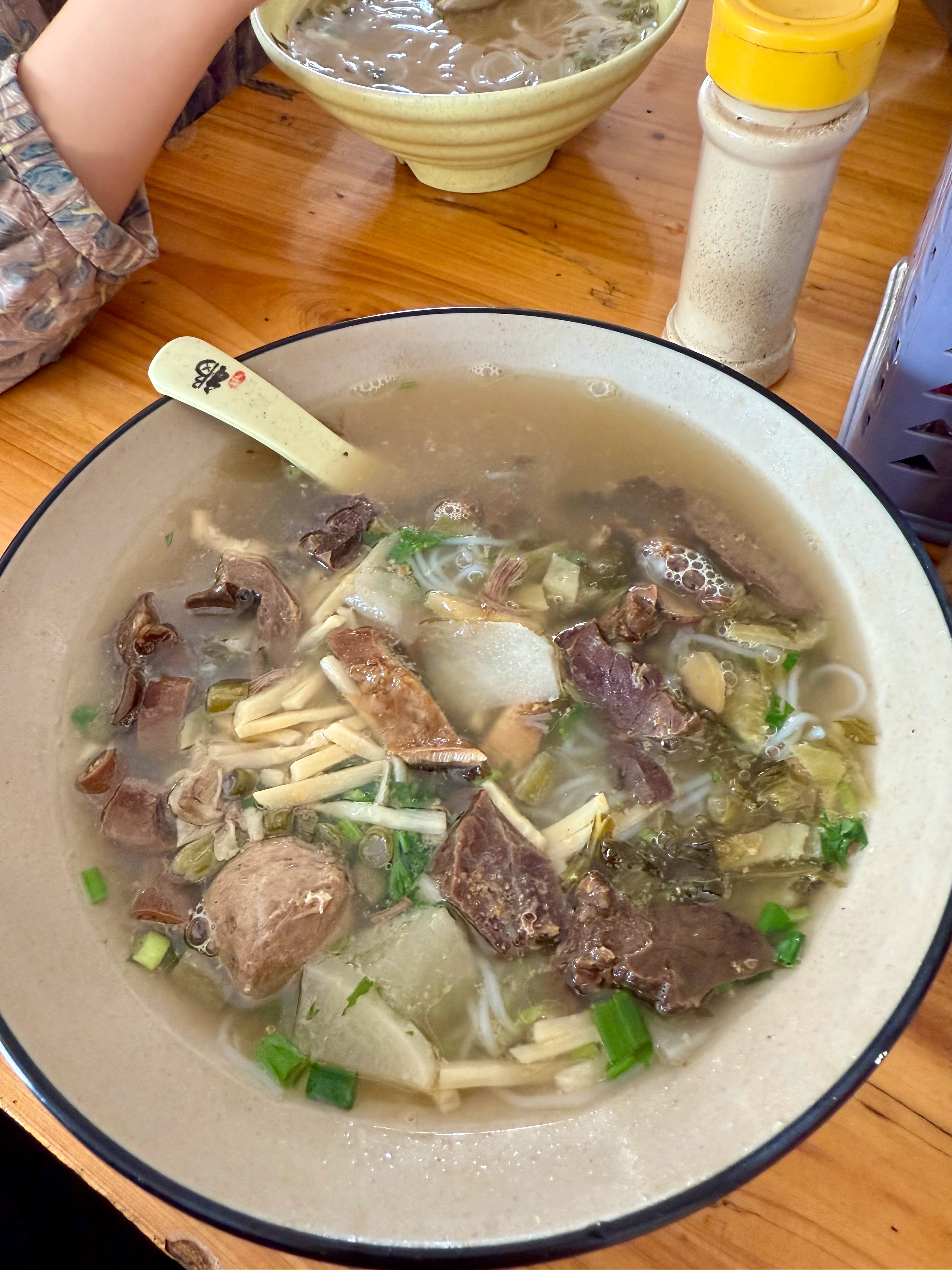 海南人的下午茶 3块钱的老爸茶很好喝10块的牛杂粉也很棒 汤鲜 料足 澄迈·粮所