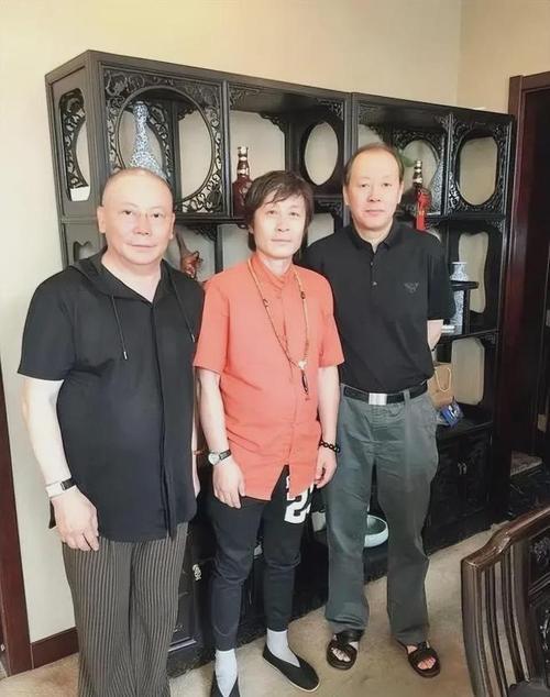 这张3人合照，我只认出了沉健结实、目光沉和的张东强与穿着黑T恤、神情沉稳的侯天来