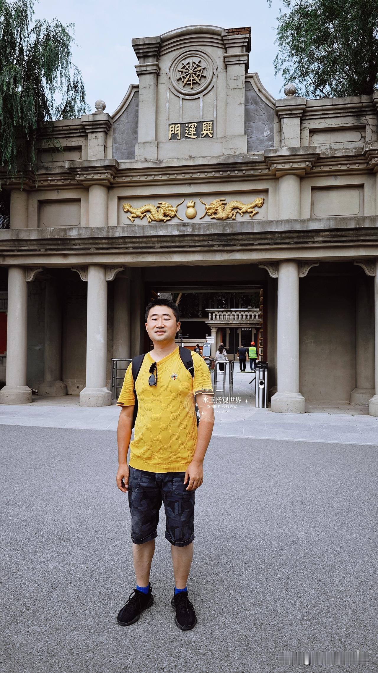 逛伪满皇宫，很多人直奔缉熙楼、同德殿，很容易错过僻静一角的宫内府。

说实话，它