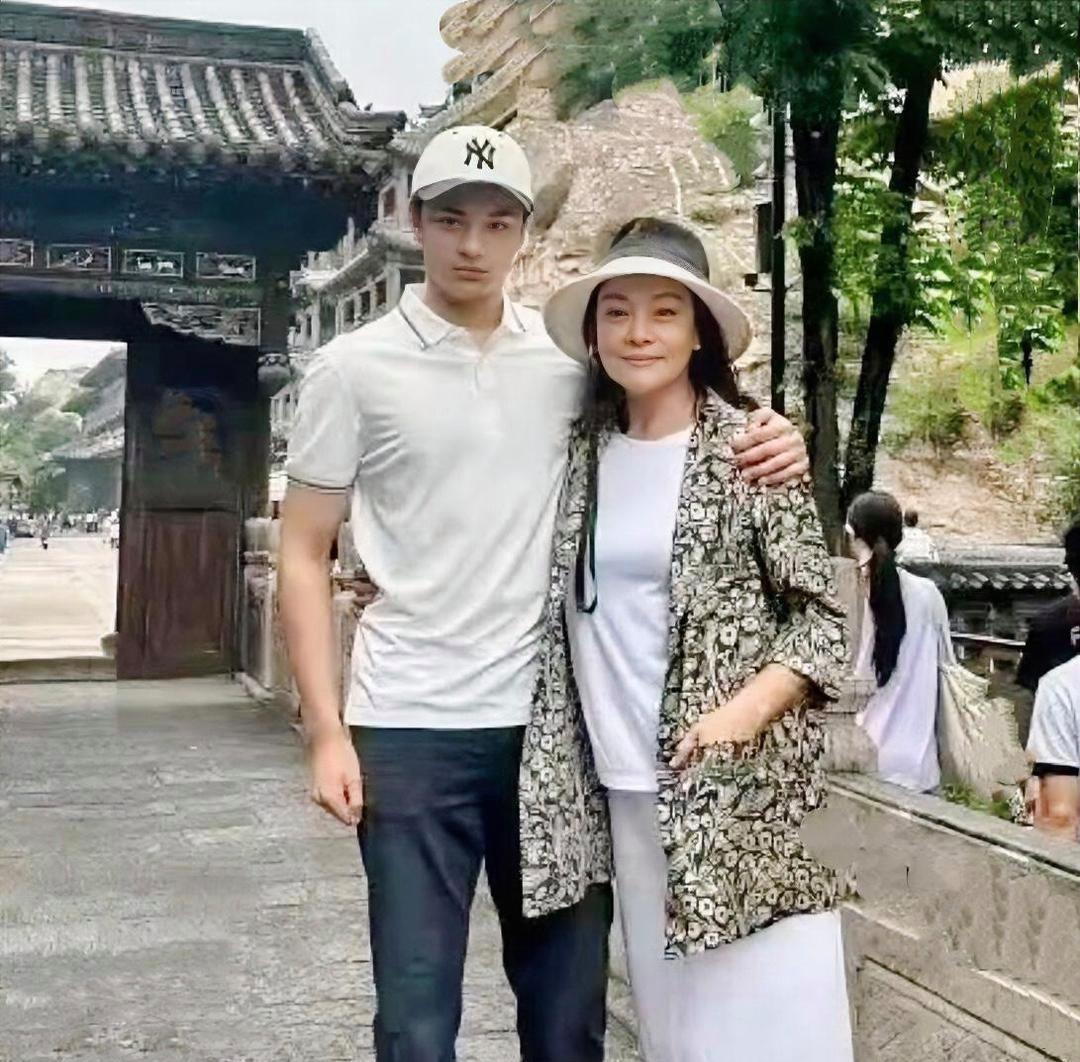 61岁史可带着混血儿子现身山西大同，母子俩边走边聊，合影时笑得跟普通人家出门遛弯