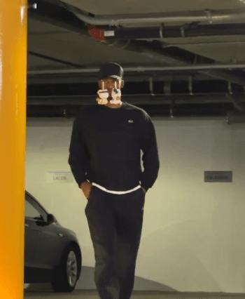 城会玩！巴特勒帽子上居然挂两玩偶！
在今天NBA常规赛勇士对阵雄鹿的比赛前，巴特