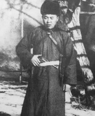 1932 =年，土匪张海天向鬼子投降，还特意设宴款待。然而夜深人静之时，土匪率部