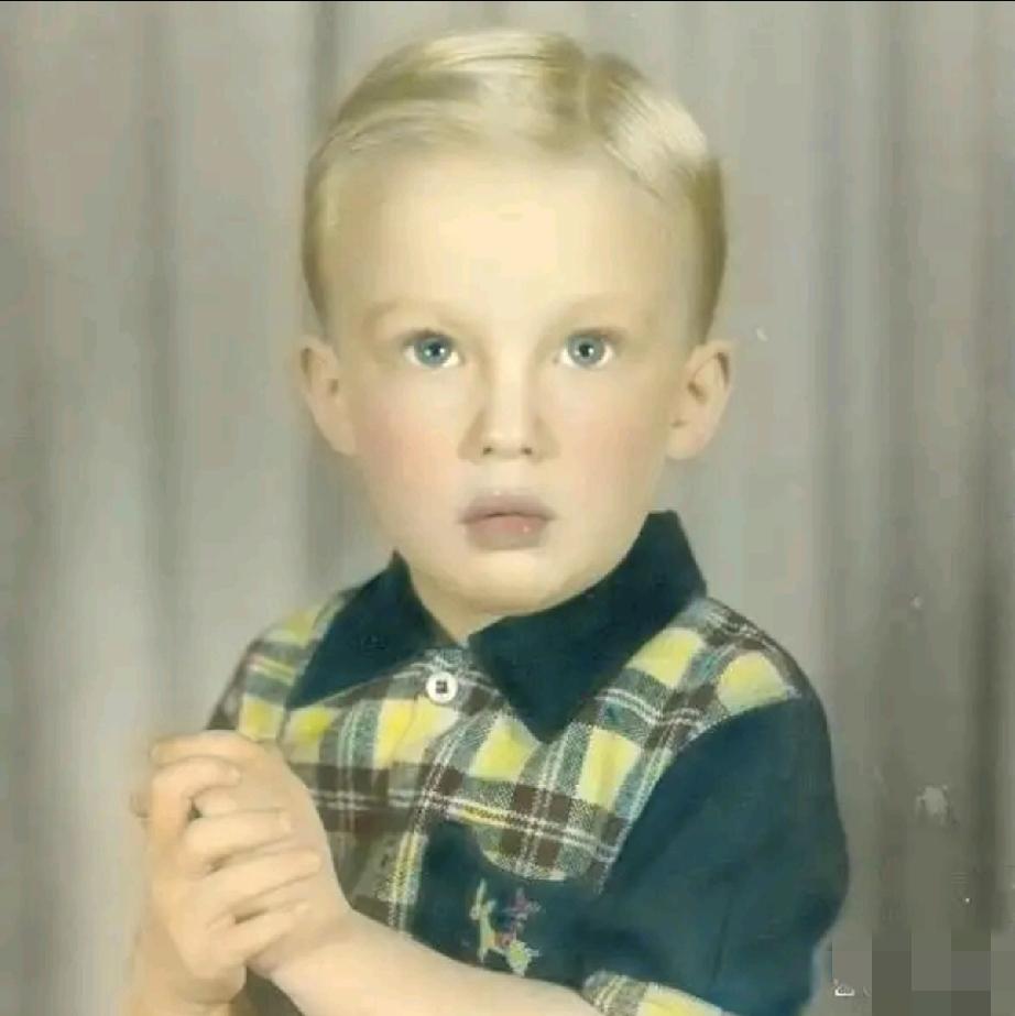 童年的特朗普，金色的头发，大大的眼睛，萌萌的。
特朗普对自己这张照片很满意，他忍