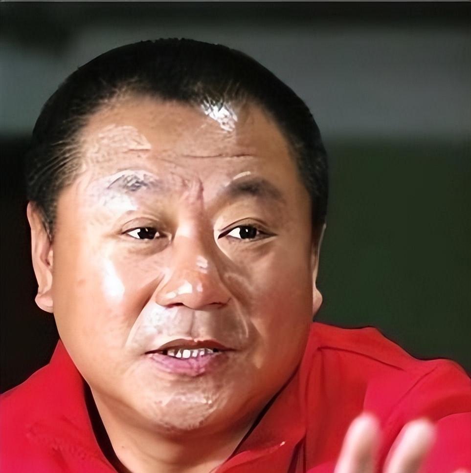 1988年，范伟在母亲的逼促下，和一名护士相亲，谁知，对方不仅不说话，连筷子都不