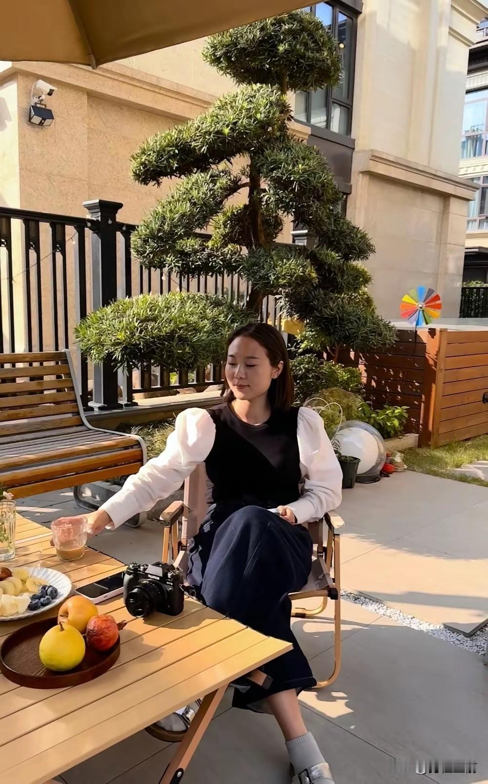 悠闲午后，咖啡与水果相伴，静享美好时光。🍃☕️🍓